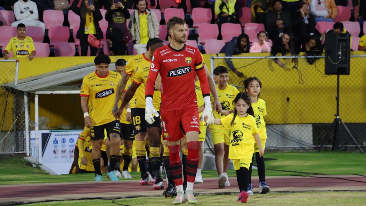 Oficial Javier Burrai Arquero De Barcelona SC Ya Es Ecuatoriano