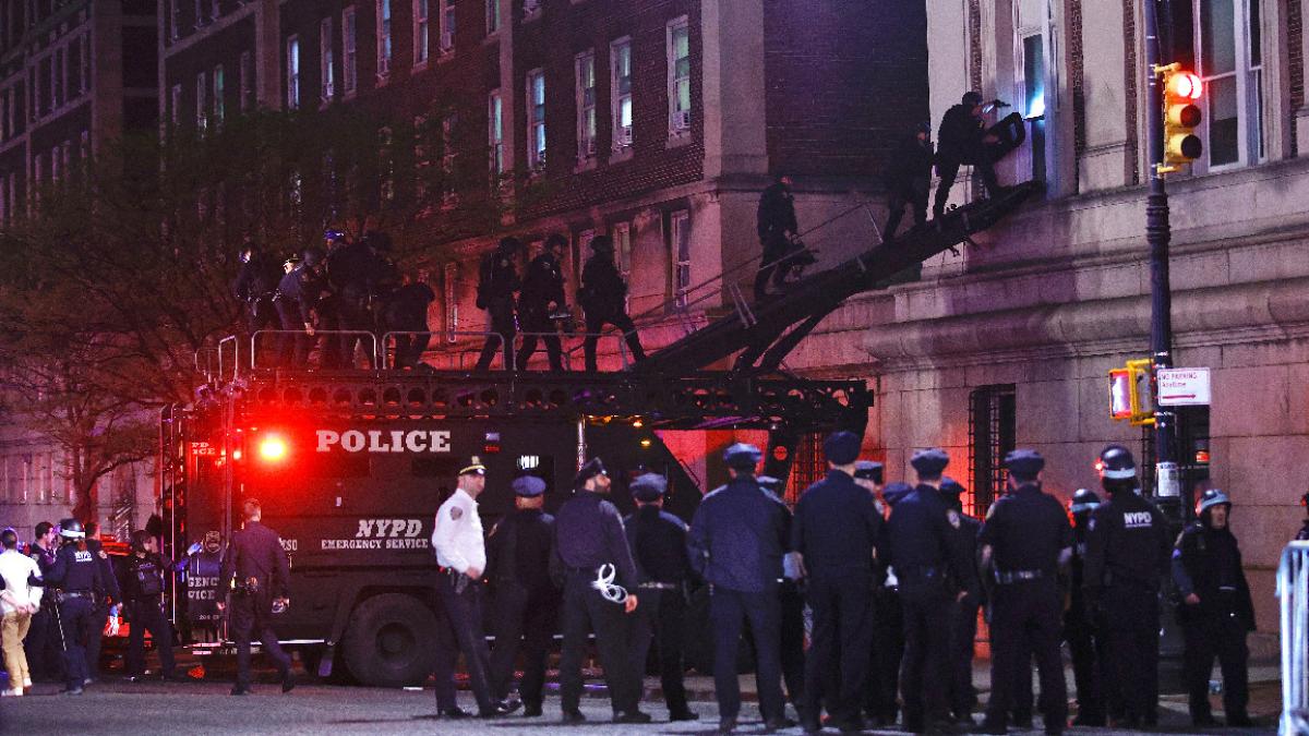 Polic A Desaloja El Edificio Ocupado En La Universidad De Columbia Y