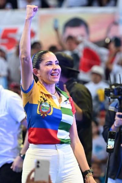 Luisa González saluda a los asistentes a la convención de Revolución Ciudadana, el 18 de enero de 2026 en Manta.