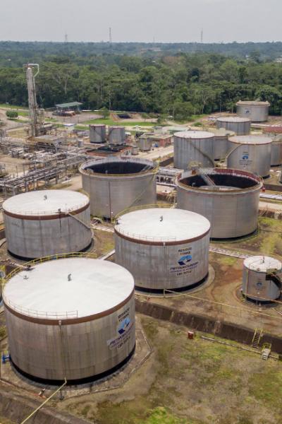 Tanques de almacenamiento de petróleo y combustibles en la Refinería Shushufindi, ubicada en la Amazonía, el 19 de septiembre de 2022. El petróleo es el principal ingreso para la economía de Ecuador