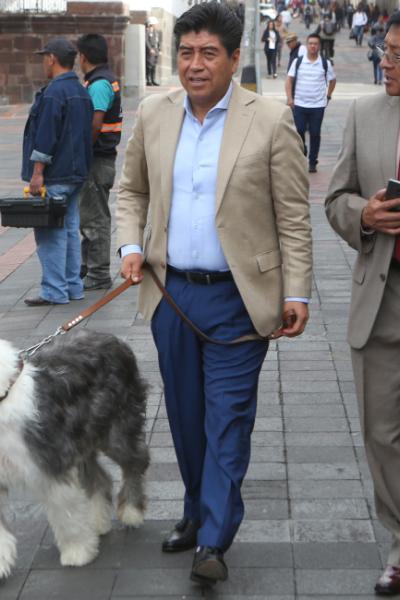 El alcalde Jorge Yunda, acompañado de su mascota Zeus.