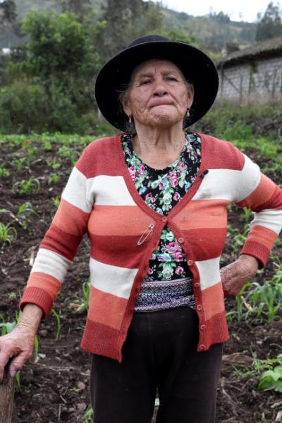 Angelina Altamirano, de 76 años, habla con Efe durante una entrevista el 3 de junio de 2019, en el caserío de Plazuela (Ecuador). 
