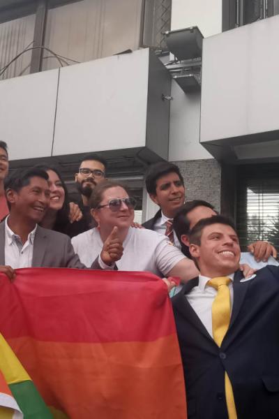 Efraín Soria (centro), celebra junto a otros activistas LGBTI la resolución de la Corte Constitucional a favor del matrimonio civil igualitario.