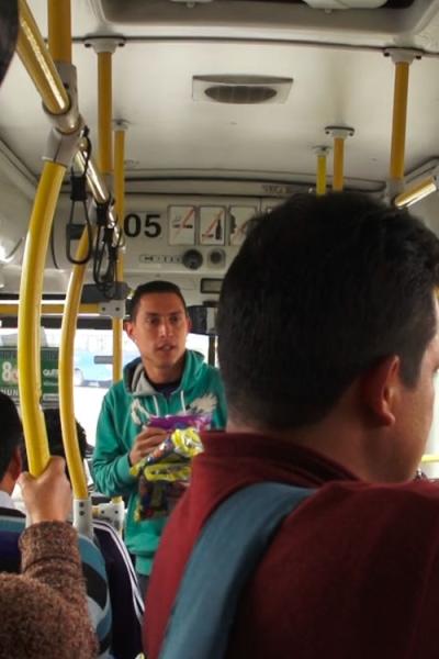 El venezolano Germán Ventura se gana la vida vendiendo golosinas en los buses del sistema de transporte municipal de Quito.