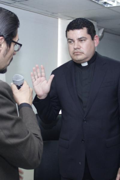 El sacerdote José Tuárez durante su posesión como presidente del CPCCS, el 13 de junio del 2019.