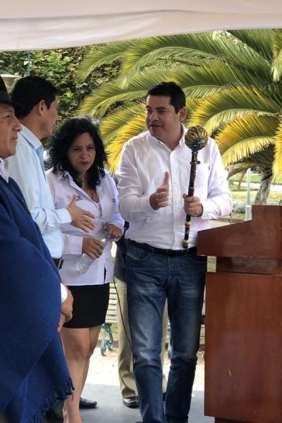 El viernes 21 de junio, Tuárez recibió un bastón de mando de los indígenas de la parroquia San Pablo del Lago, en Otavalo. 