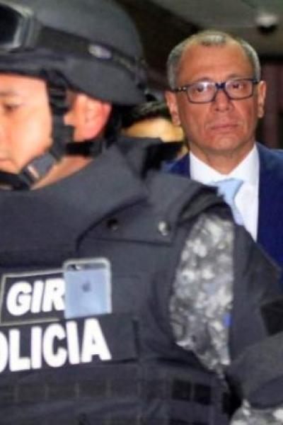 Jorge Glas, escoltado por policías durante su juicio por asociación ilícita, en 2017. 