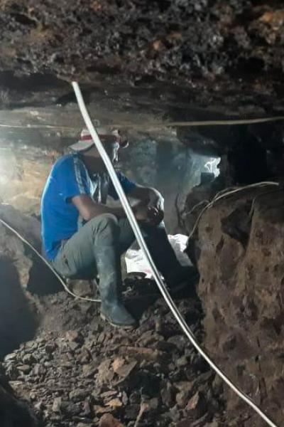 Mineros ilegales en los socavones que abrieron en la mina de oro.