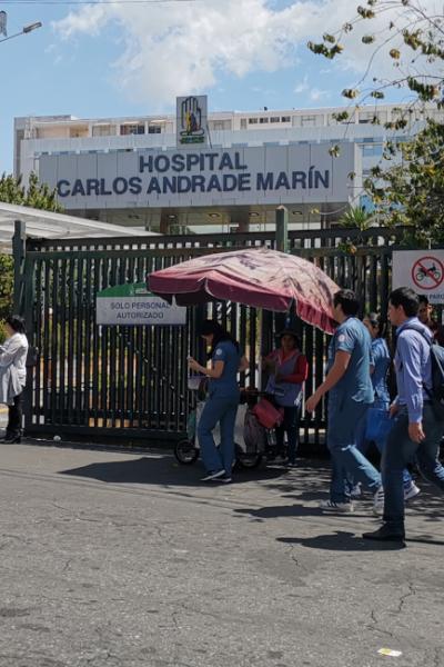 Pacientes en las afueras del hospital Carlos Andrade Marín, el 3 de julio de 2020.