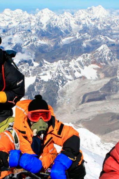 Imagen de archivo de un grupo de escaladores llegando a la cumbre del monte Everest, en Nepal.