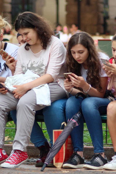 Once de cada 100 niños menores de 15 años posee un celular en el país, según el INEC. Autoridades piden a los padres conversar con sus hijos sobre los contenidos que ven en redes sociales. 