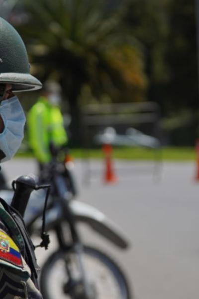 Agentes controlan los salvoconductos durante el toque de queda por la emergencia del coronavirus en Quito, el 19 de marzo de 2020.