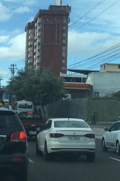 Circulación vehicular en la Avenida Occidental, de Quito.