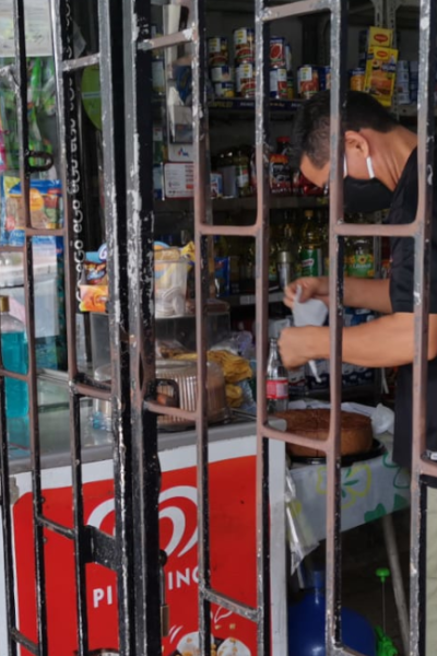 Imagen referencial de una de las 21.000 tiendas de barrio que funcionan en Guayaquil, el 27 de mayo de 2020.