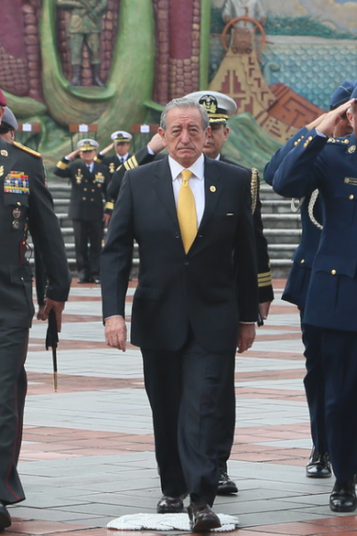 El ministro de Defensa, Oswaldo Jarrín (centro), el pasado 21 de octubre de 2019 en las instalaciones de la cartera de Estado.