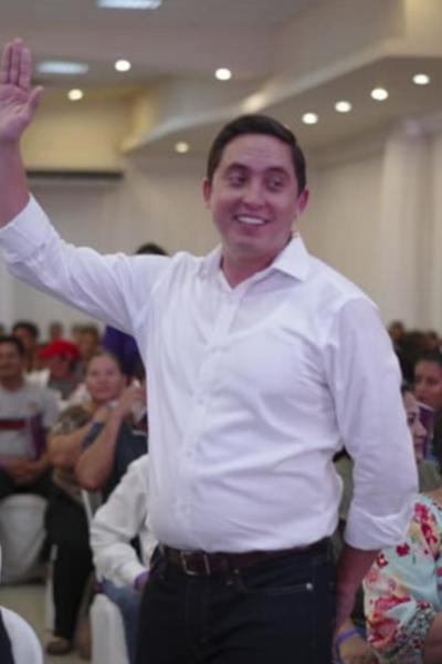 Daniel Mendoza en un evento de campaña realizado en febrero de 2020.