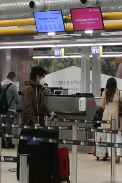 Personas en el mostrador de Latam en el Aeropuerto Internacional Mariscal Sucre, en Quito, el 15 de junio de 2020. 