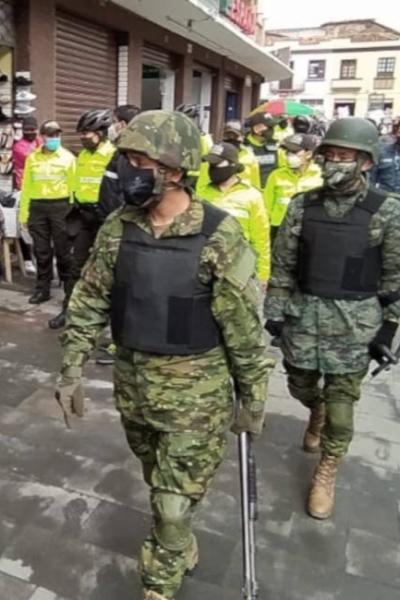 Dos mujeres y una niña caminan por Cuenca el 15 de junio de 2020.