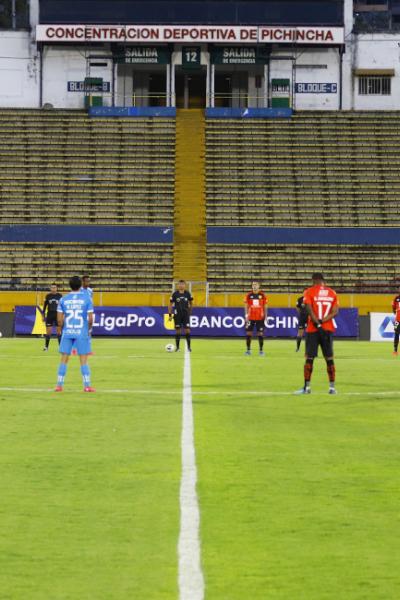 Jugadores de Católica y Aucas guardan un minuto de silencio en el partido del domingo 16 de agosto de 2020, en Quito.