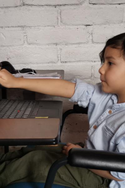 Un niño revisa contenido educativo en una computadora, el 31 de agosto de 2020, un día antes del inicio del año escolar en el régimen Sierra-Amazonía