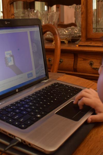 Imagen referencial. Niño durante una clase vía Internet en su casa.