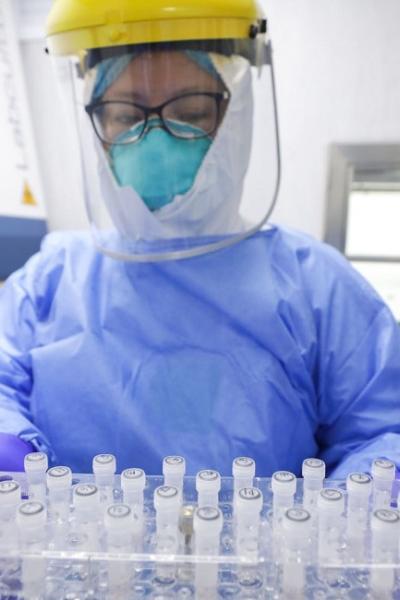 Trabajador de un laboratorio molecular durante el ensayo clínico de la vacuna de la farmacéutica china  Sinopharm, el 8 de septiembre de 2020. 
