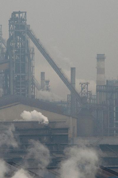 Humo y vapor se elevan desde una planta de acero en Anyang, provincia de Henan, China.