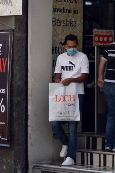 Un hombre con bolsas de compras en Cuenca, el 26 de noviembre de 2020. 