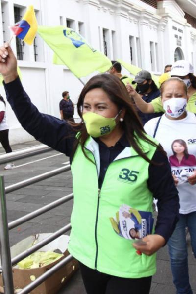 La candidata por Alianza País, Ximena Peña, recorriendo las calles de Cuenca el sábado 30 de enero de 2021.