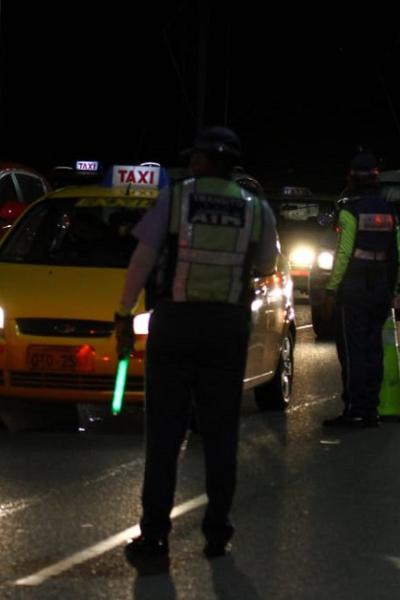 Operativo de control de agentes de tránsito en el puente de Daule, el 31 de marzo de 2021.