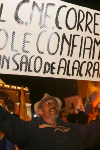 Un manifestante muestra un cartel durante una marcha en apoyo al candidato  Guillermo Lasso, el viernes 7 de abril de 2017.