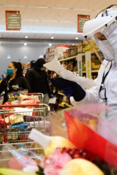 Un ciudadano revisa una lista de compras en un supermercado en Quito el 30 de abril de 2020.