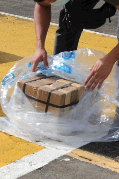 Imagen de Aeronaval de paquetes de cocaína confiscados por autoridades en Ciudad de Panamá, 6 de mayo de 2021.