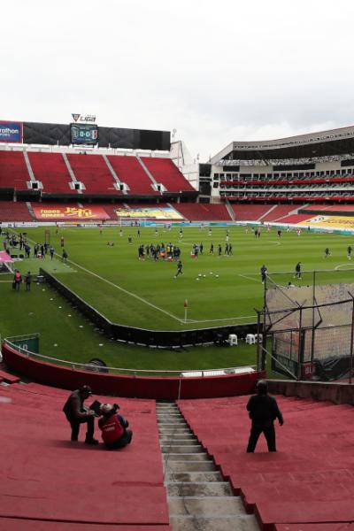 Imagen panorámica del estadio Rodrigo Paz Delgado, previo al partido entre Ecuador y Perú por las Eliminatorias sudamericanas al Mundial de Catar, el 8 de junio de 2021.