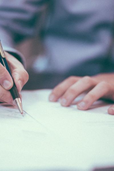 Imagen referencial de un hombre firmando un contrato. 