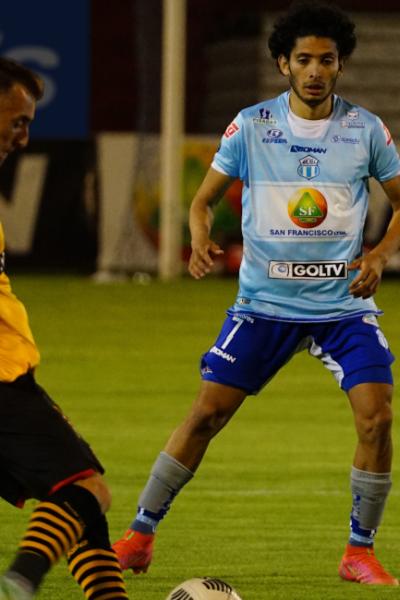 Damián Díaz, de Barcelona, domina una balón frente a Iván Zambrano en el estadio Bellavista de Ambato, el 26 de noviembre de 2021.