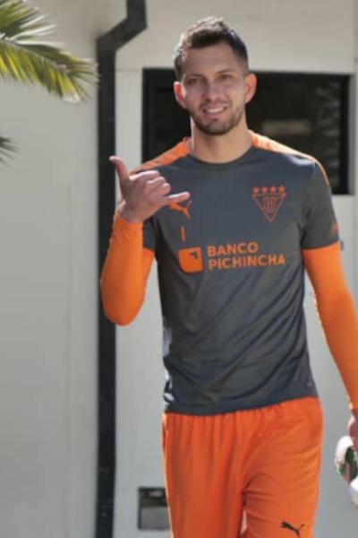 El arquero José Cárdenas, durante un entrenamiento con Liga de Quito, en Pomasqui, en octubre de 2021.