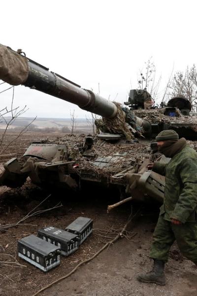 Separatistas prorrusos caminan cerca de un tanque abandonado en la región de Donetsk, en Ucrania, el 1 de marzo de 2022.