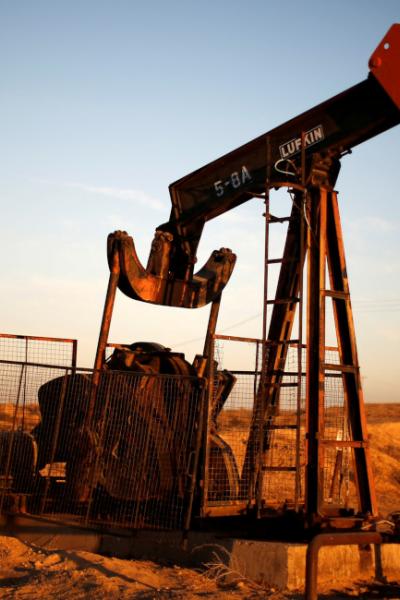 Una máquina de bombeo de petróleo en Bakersfield, California, en 2014.