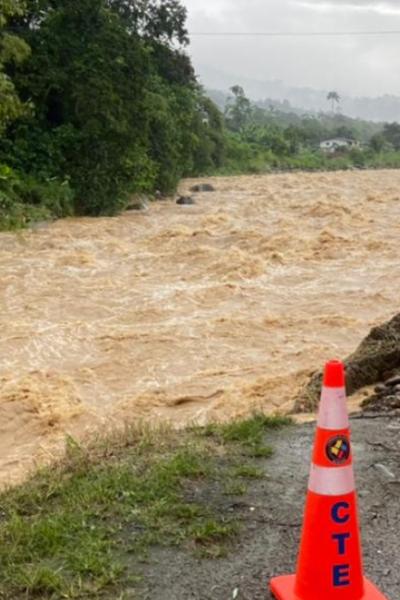 Personal de la Comisión de Tránsito del Ecuador presta su contingente por la creciente del caudal del río Caluma, el 10 de marzo de 2022.