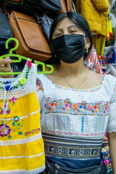 Una mujer indígena trabaja en el Mercado Artesanal Guayaquil, en junio de 2021.