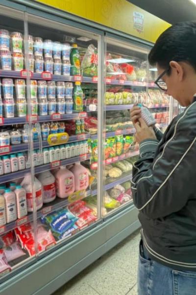 Una persona en un supermercado en el norte de Quito, el 22 de septiembre de 2022.