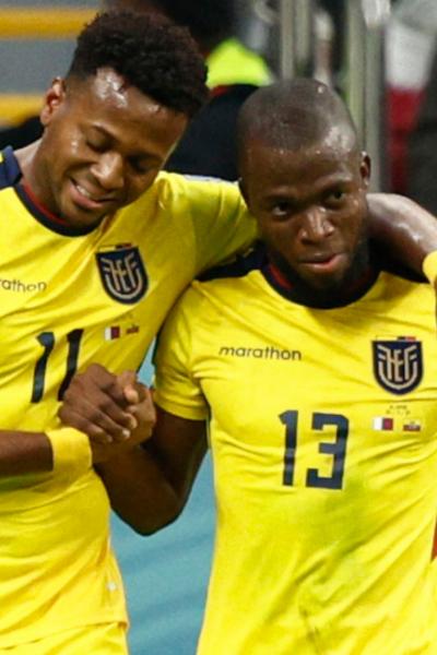 Michael Estrada y Enner Valencia celebran en el partido ante Qatar.