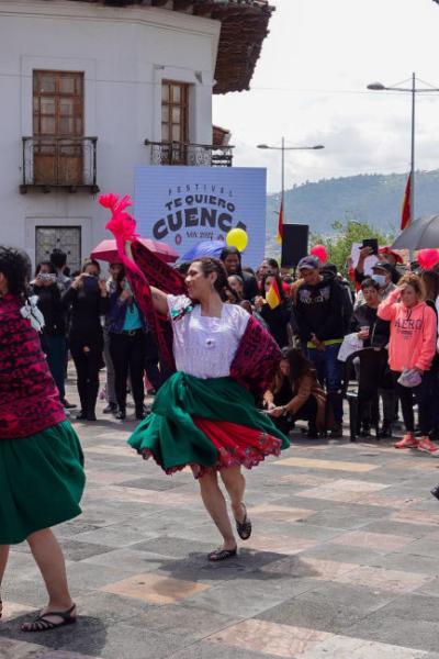 Personas celebran las fiestas por el feriado por la Independencia de Cuenca, en 2022.