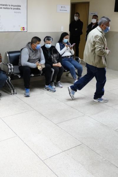 Personas en el centro de salud Las Casas, en el centro norte de Quito, el 9 de diciembre de 2022.