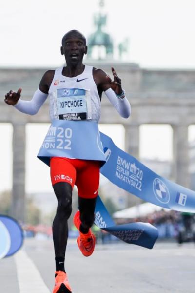 El etíope Eliud Kipchoge completa la Maratón de Berlín en dos horas, un minuto y nueve segundos y rompe el récord mundial en esta distancia.