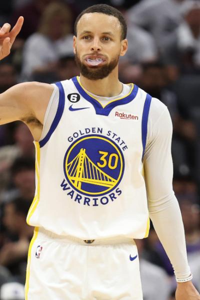 Stephen Curry celebra un punto con los Warriors ante los Sacramento Kings, el 30 de abril de 2023.