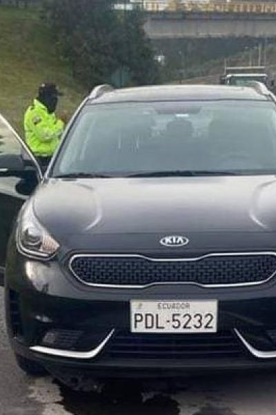 La Policía inspecciona el auto de dos esposos desaparecidos, en la Ruta Viva, este 12 de marzo de 2023.