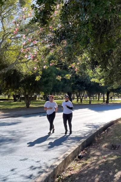 Personas hacen deporte en el parque La Carolina, en Quito, el 20 de julio de 2023. 