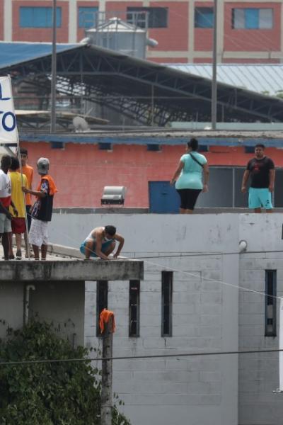 Privados de la libertad subieron con carteles a los techos de la cárcel Regional de Guayaquil para pedir el retorno de Adolfo Macías, alias "Fito", el 14 de agosto del 2023. 